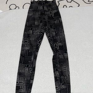 Women’s Lululemon yoga pants